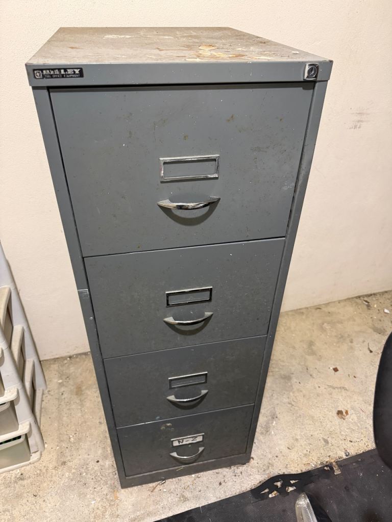 **** Free **** metal filing cabinet 