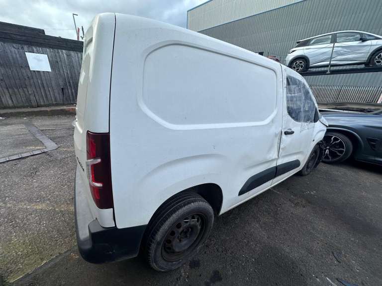 2020 PEUGEOT PARTNER 1000 1.5 BLUEHDI 100 PROFESSIONAL VAN BREAKING FOR PARTS