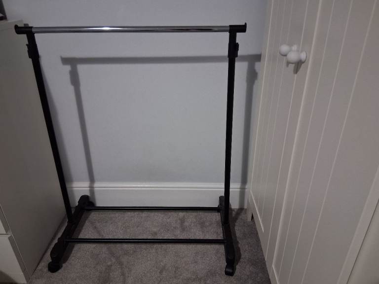 Adjustable clothing rail