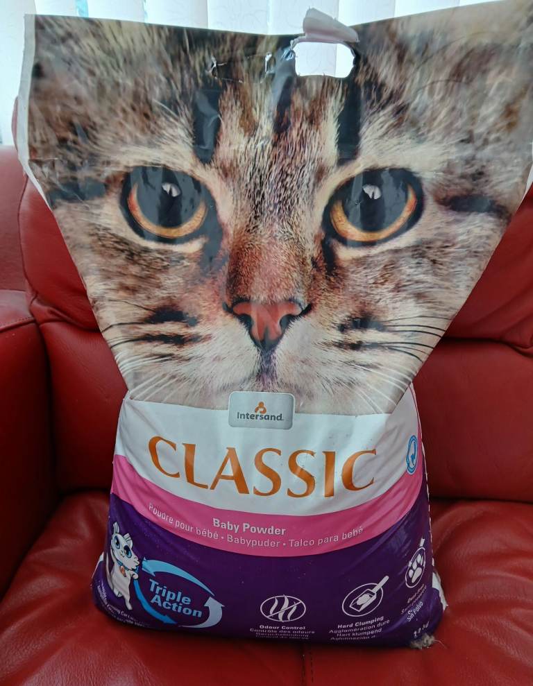 BRAND NEW 14 KG OF CLASSIC TALCUM POWDER CAT LITTER NEVER OPENED 