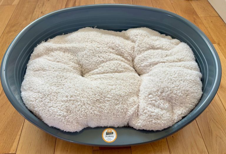 Ferplast plastic dog bed large - with cushion