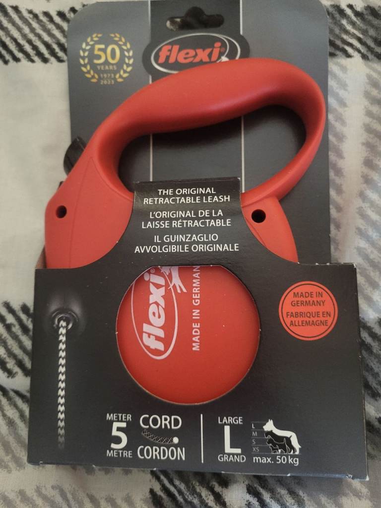 Retractable dog lead.