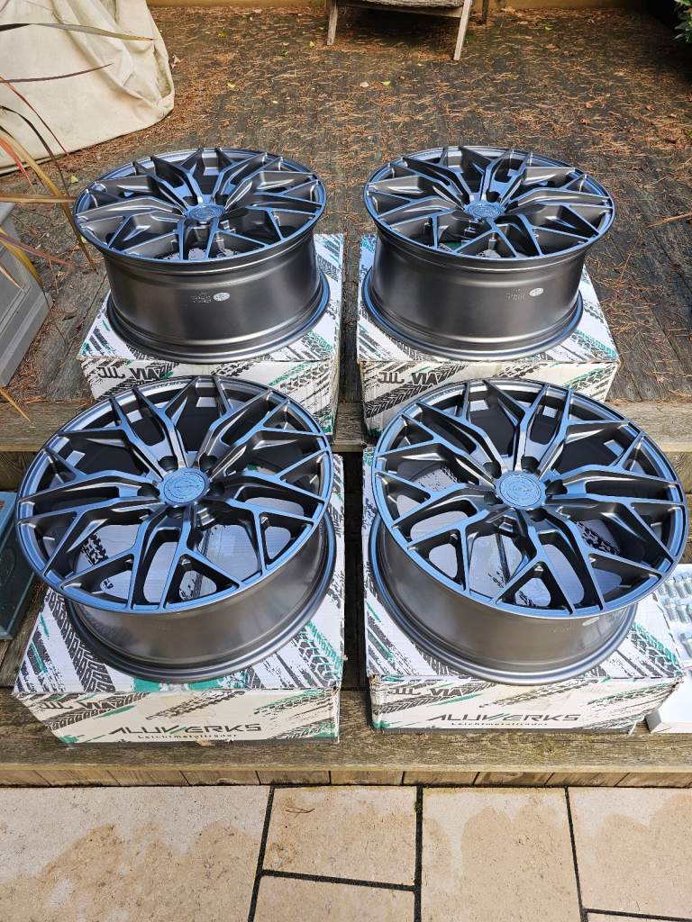 18 Inch x 4 Alloy wheels PCD 5x118