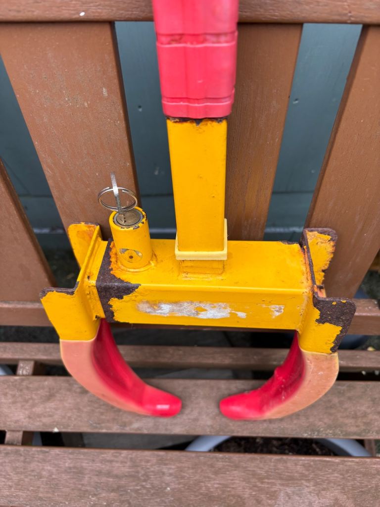 Wheel lock with 3 keys