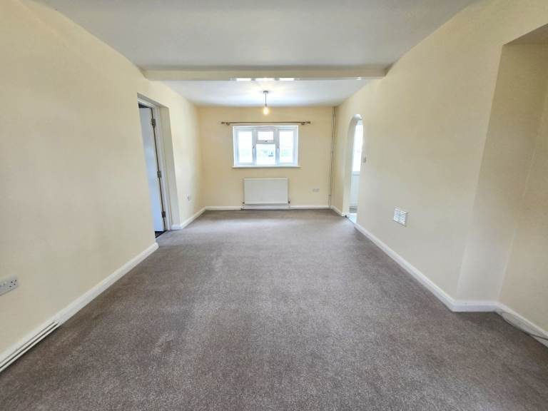 Welcome to Smallholdings, Ashford! This 6-bedroom detached house is available for rent