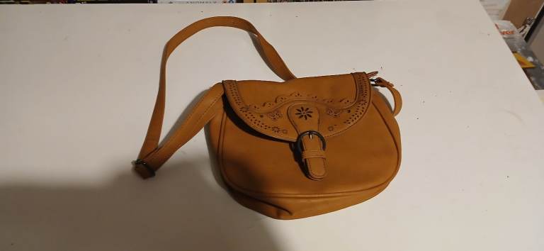 Brown Leather Crossbody Bag with Decorative Stitching – Good Condition