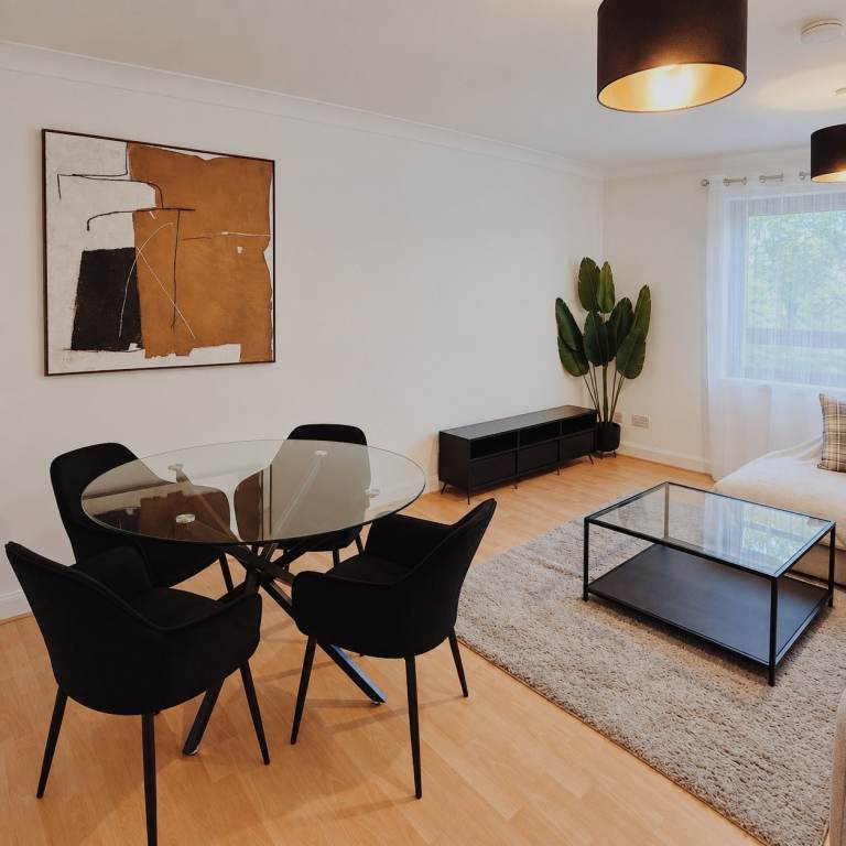 Fully Furnished Bright & Spacious 2-Bed Flat in Paisley with Private Parking