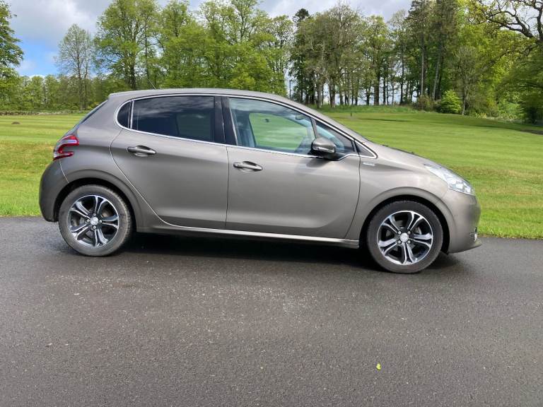STUNNING 2013 Peugeot, 208 Intuitive. 5 Door Hatchback. MOT 24/02/2027. 1.2lit petrol. FSH