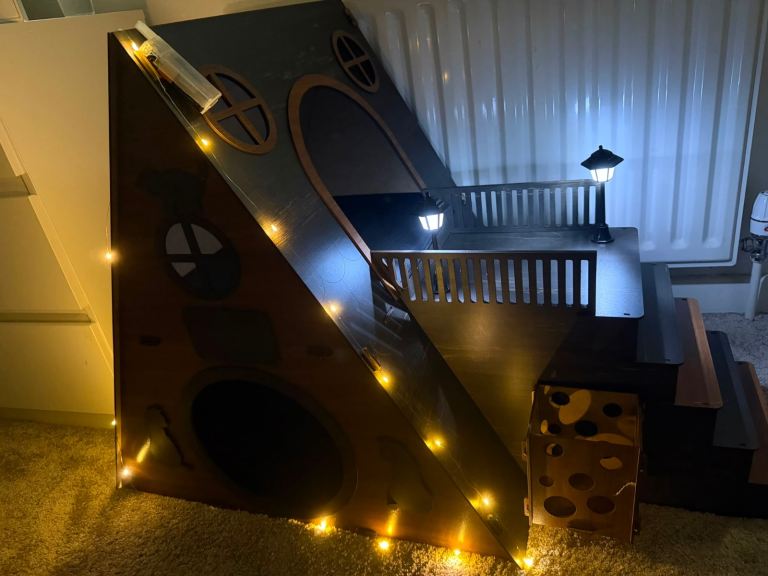 Two tier cat house 