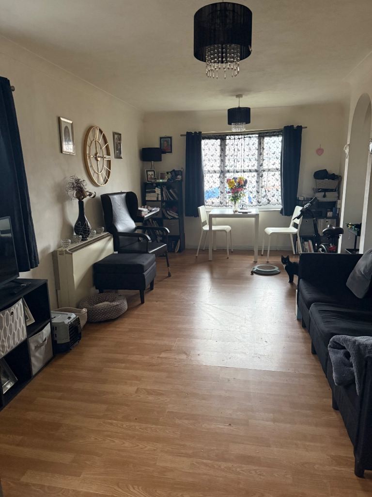 2 bed first floor mitcham/collierswood