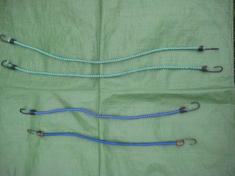 4 Elastic Luggage Grips with Hooks for £3.00