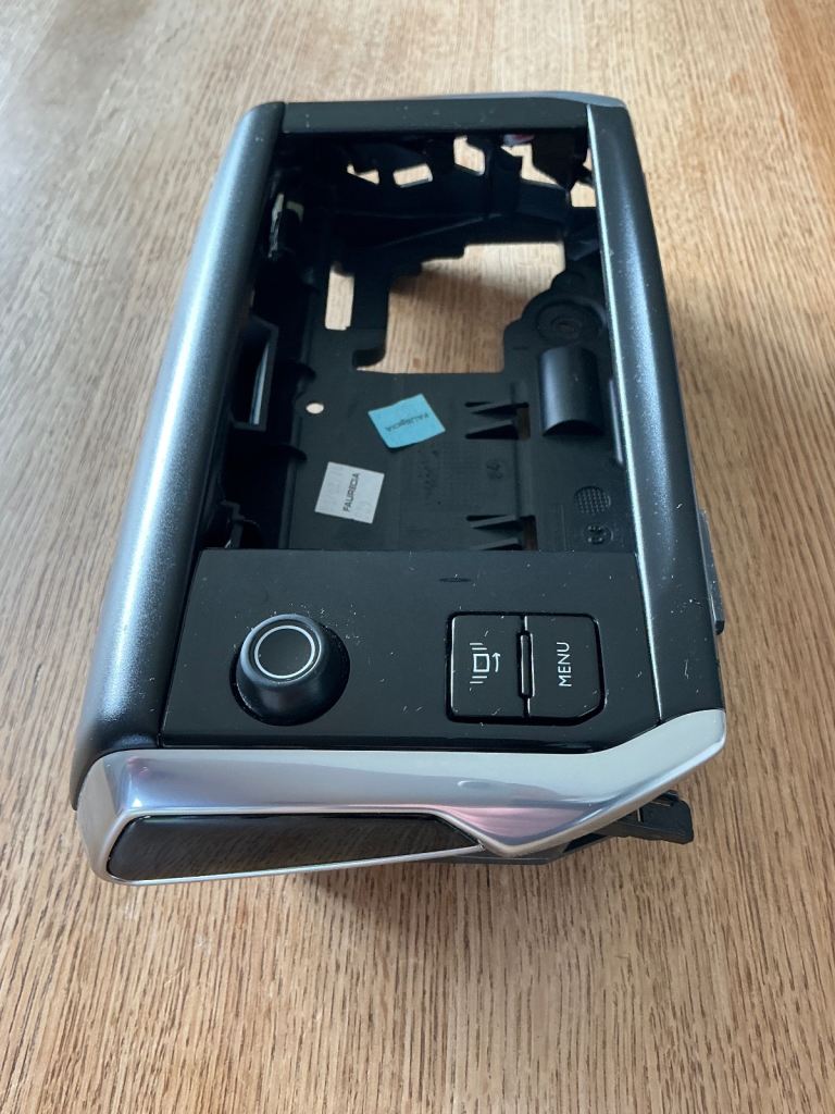 Peugeot 208 radio facia