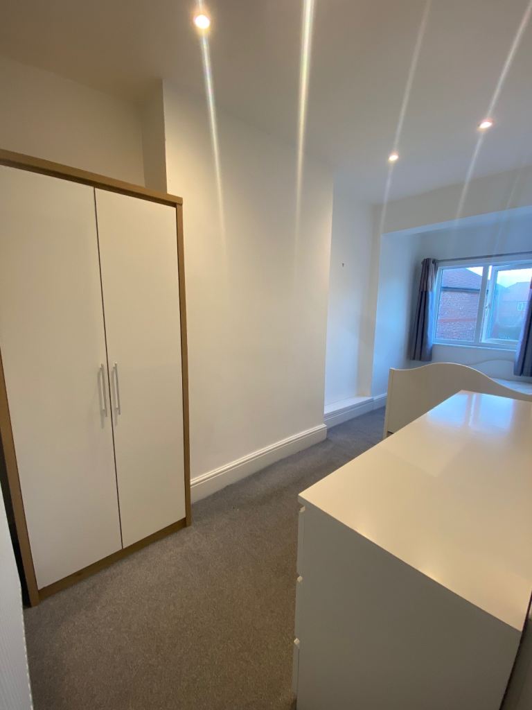 Room to rent | Altrincham | Weekly or Monthly - No Deposit