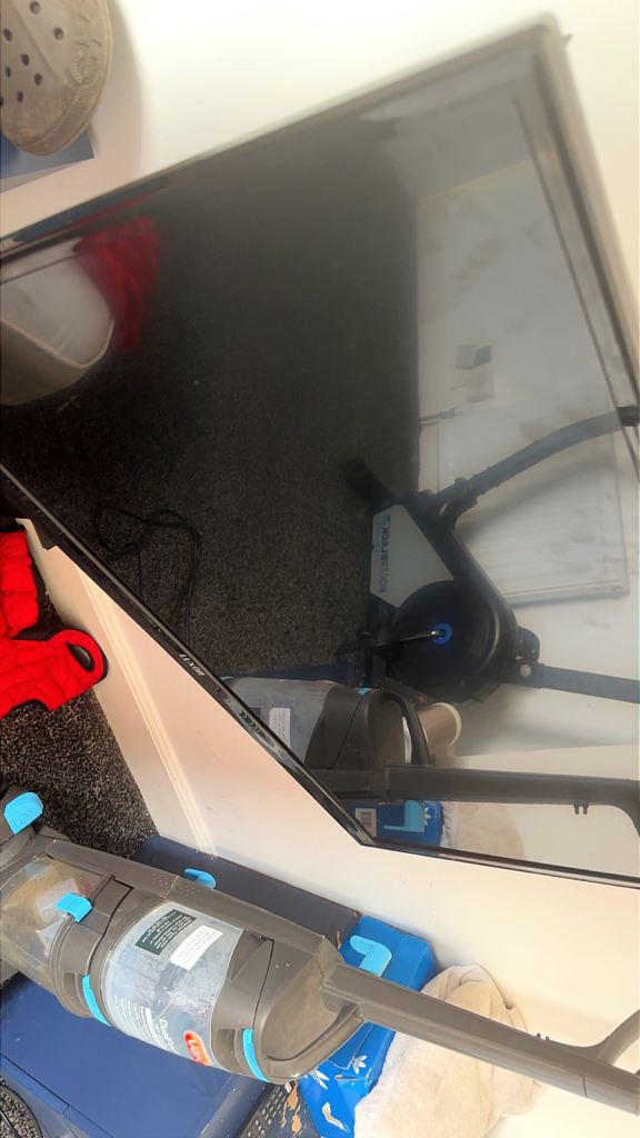 32 inch smart tv with no stand but comes with wall bracket 