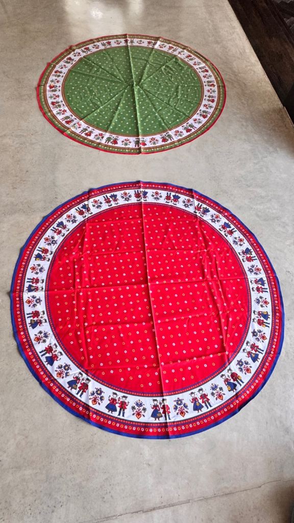 HIGH QUALITY Tablecloths. 5 foot diameter. BRAND NEW