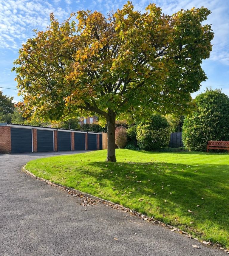 Garage to let