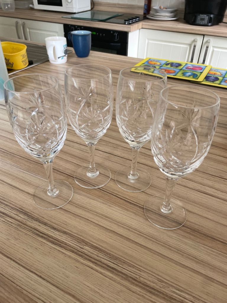 Set of 4 Edinburgh Crystal Wine Glasses – Excellent Condition