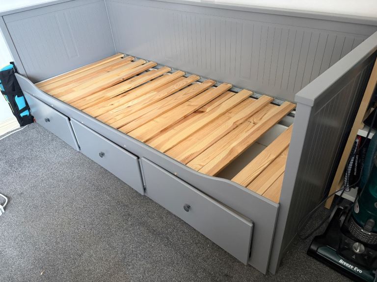 Hemnes day bed (£50)