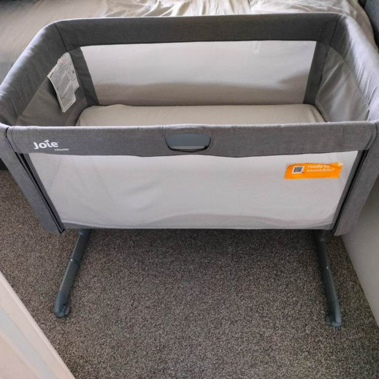 Joie Roomie Glide Bedside Crib – Grey, As Good As New