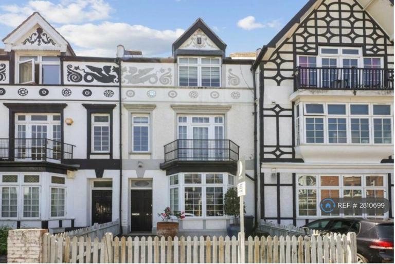 2 bedroom flat in Sternhold Avenue, London, SW2 (2 bed) (#2810699)