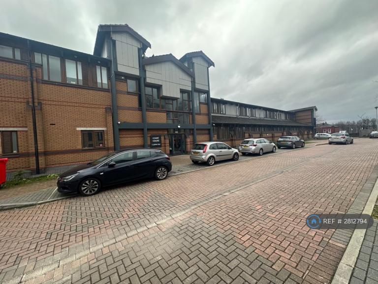 1 bedroom flat in Jubilee, Bury, BL9 (1 bed) (#2812794)