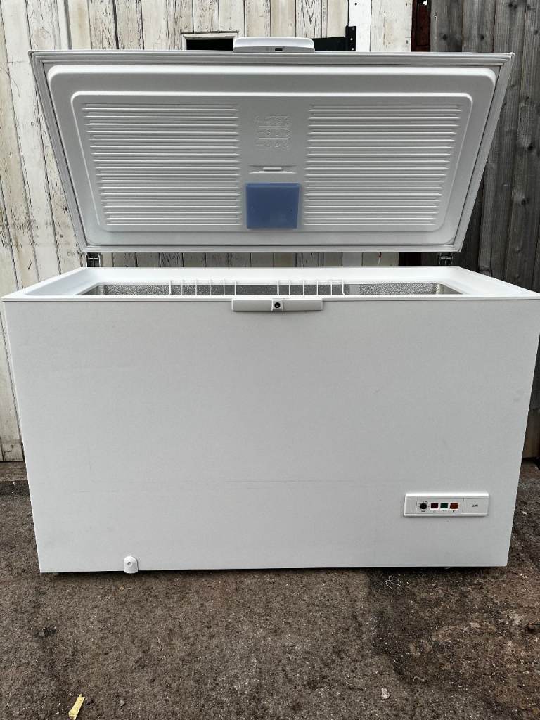 LARGE SIZE WHIRLPOOL (415L) COMMERCIAL/CATERING CHEST FREEZER IN EXCELLENT WORKING CONDITION