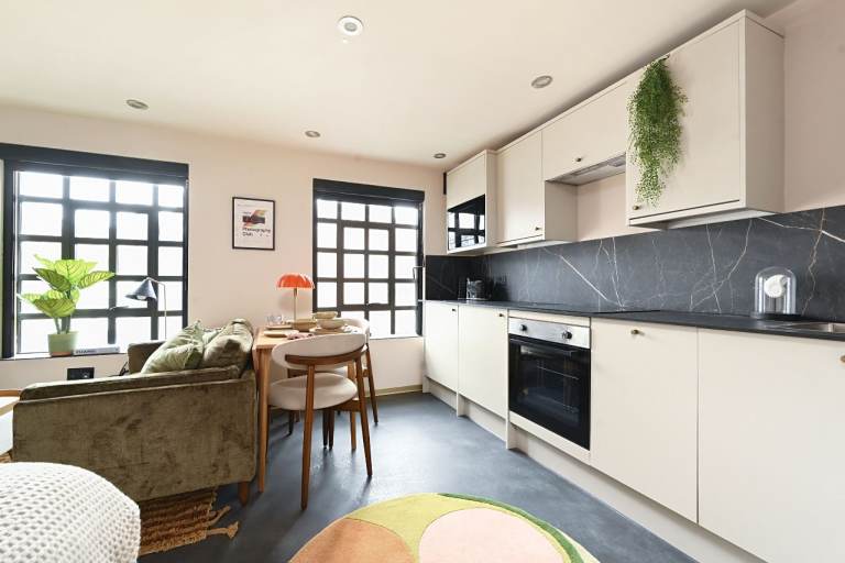 STUDIO SHORT TERM RENTALS (43a Flat 1)
