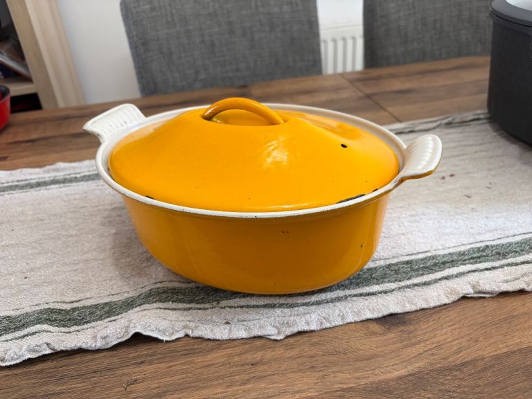 Cast iron dutch oven 