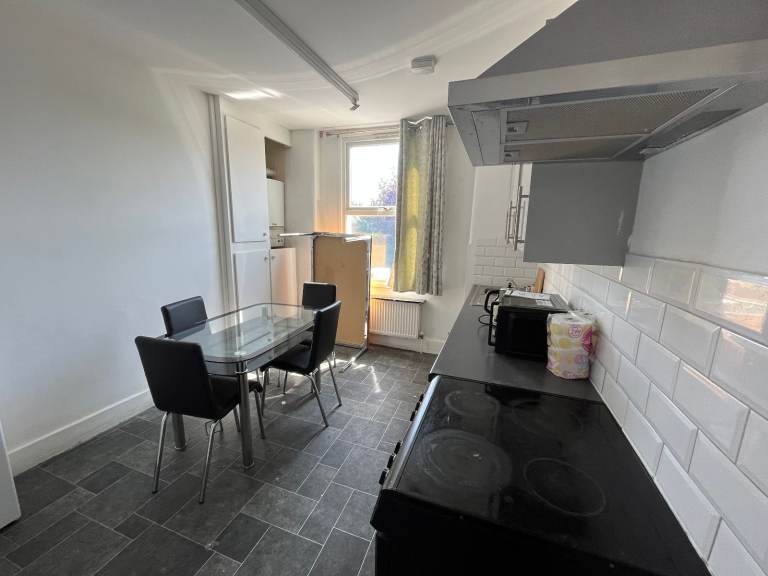 Double Room in a Shared Flat, Forest Hill Road, SE22 Only £800 All Bills Included