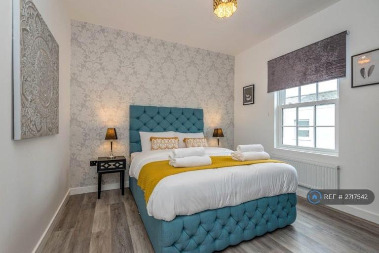 2 bedroom flat in High Street, Cheltenham, GL50 (2 bed) (#2717542)