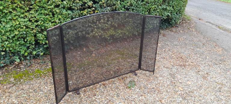Metal fire guard fire screen winged 128 cm x 77 cms