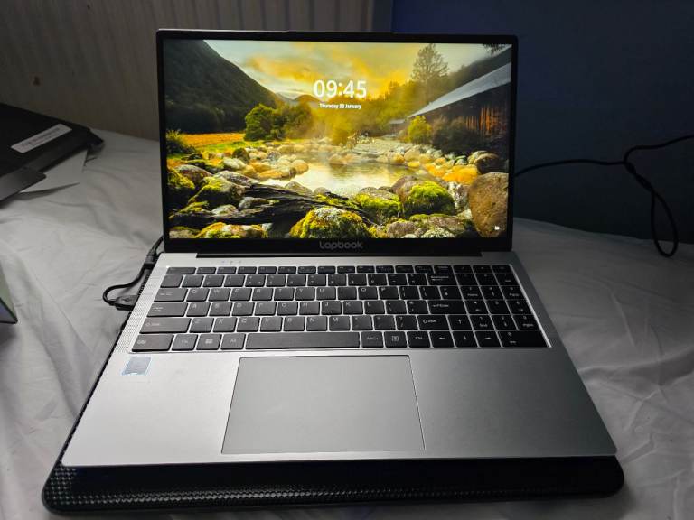 Laptop with cooling pad