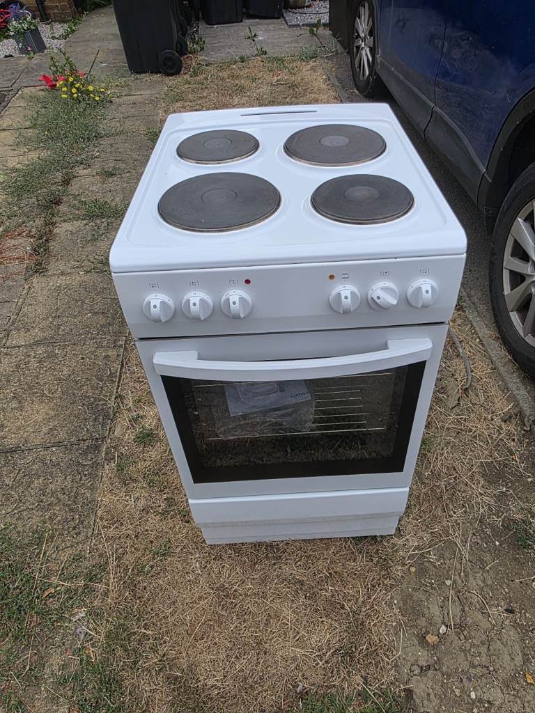 White Freestanding Electric Cooker with Four Hob Rings