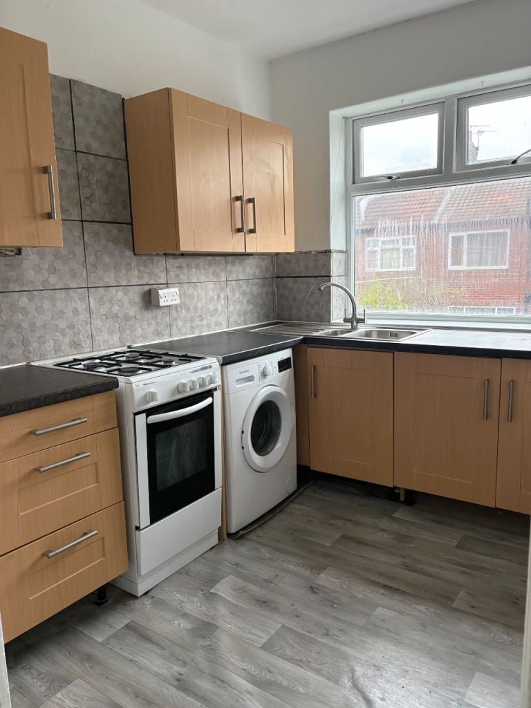 2 bed first floor flat to rent in Walker 