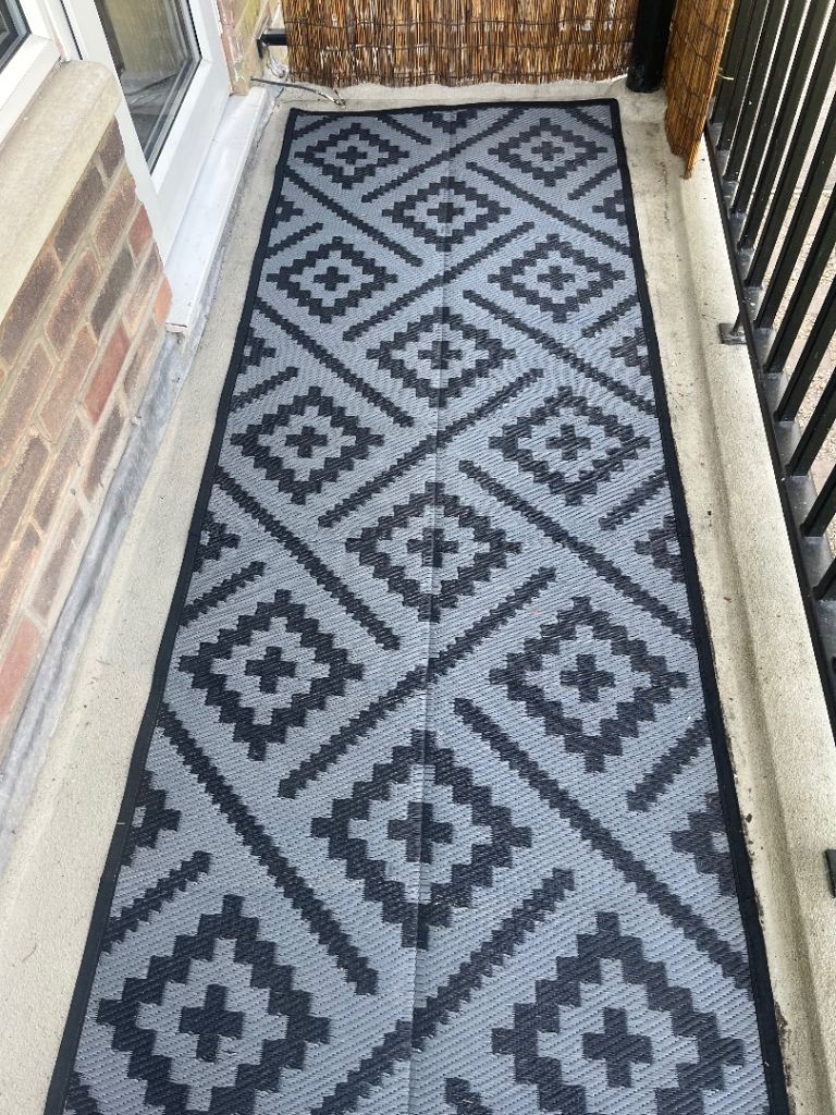 Outdoor mat for balcony or patio