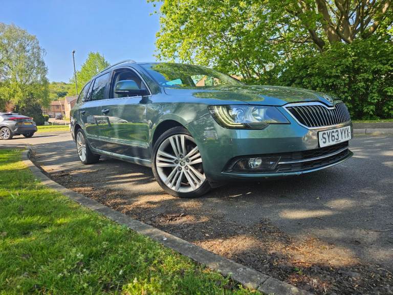 Skoda superb estate 2014 new shape 2.0tdi 140bhp 6speed economy model £30 ayear tax heated leather 
