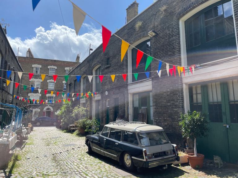 Dedicated corner desk space in shared creative workspace Elephant SE17