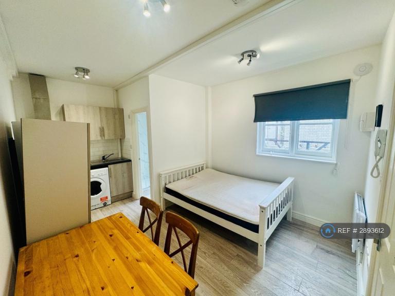 Studio flat in High St, Croydon, CR0 (#2893612)