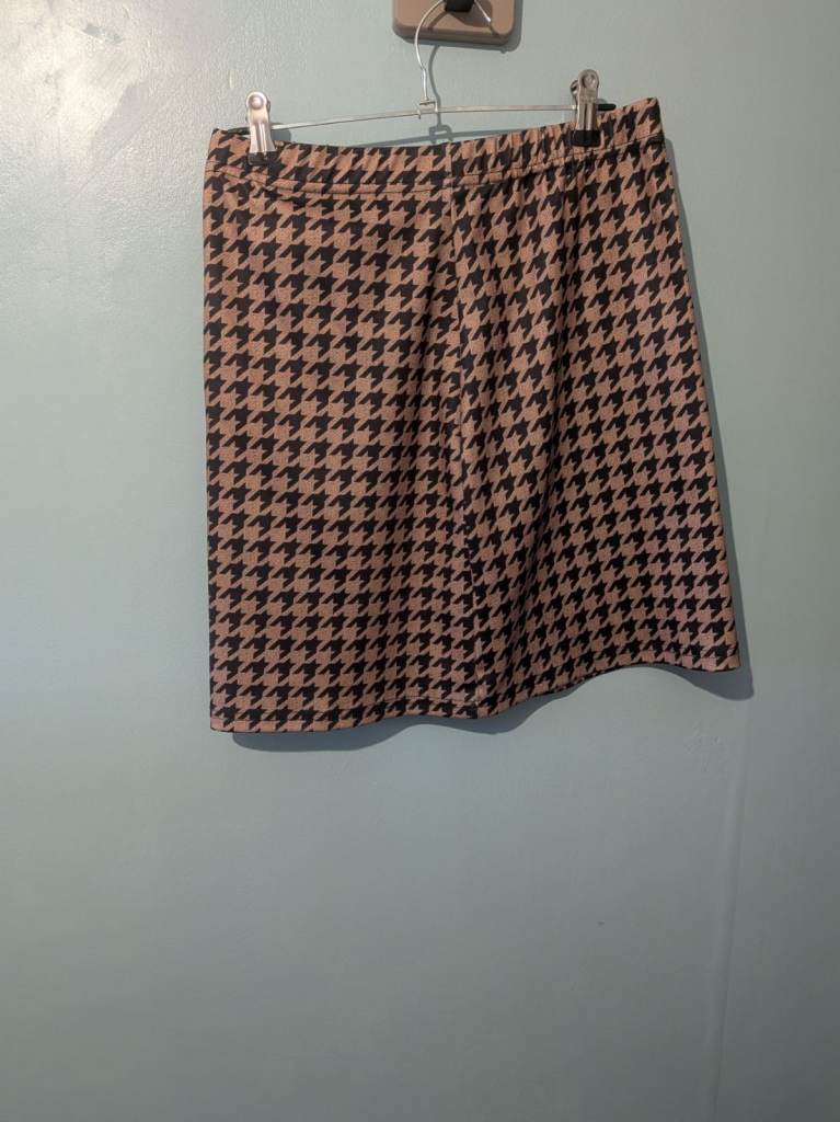 Women's Houndstooth Skirt – Beige and Black Pattern