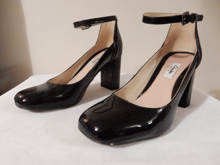 CLARKS BLACK LEATHER PATENT SHOES