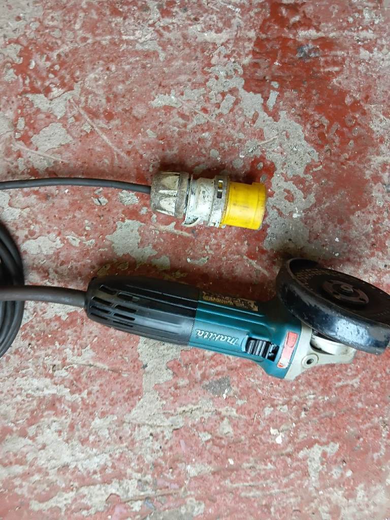 MAKITA 110 4 INCH ANGLE GRINDER  WITH DISC AND GUARD 