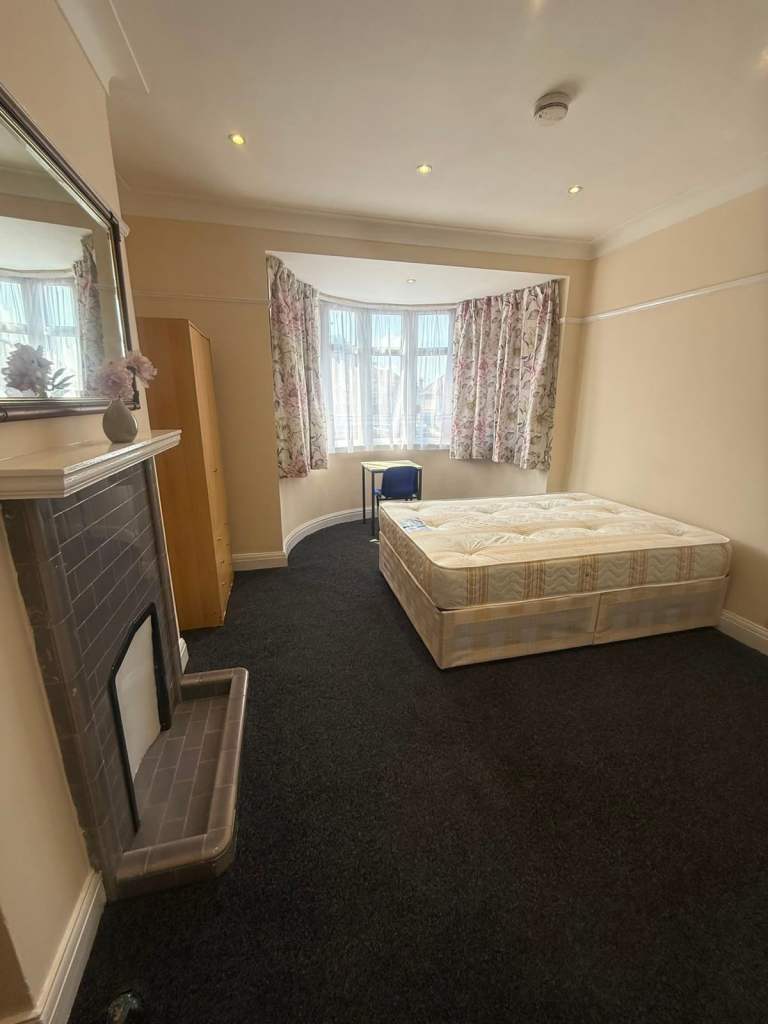 BEAUTIFUL LARGE DOUBE ROOM FOR SINGLE PROFESSIONAL FOR RENT IN OSTERLEY