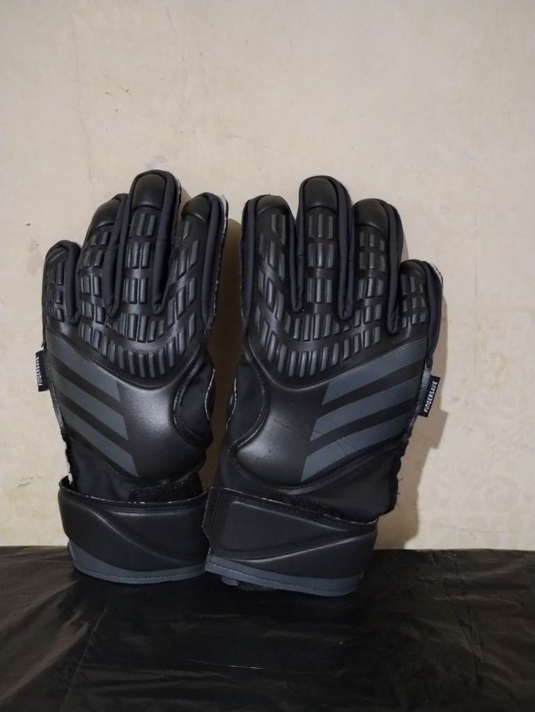 New junior Adidas finger tip save keeper gloves 