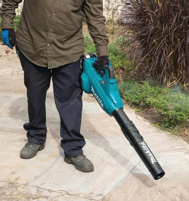 Powerful Makita leaf Blower cordless, 36V plus 2 MakitA batteries