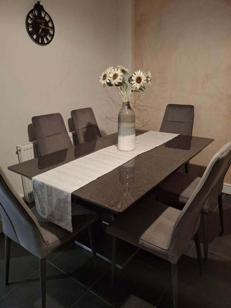 Stunning Dinningroom Furniture 