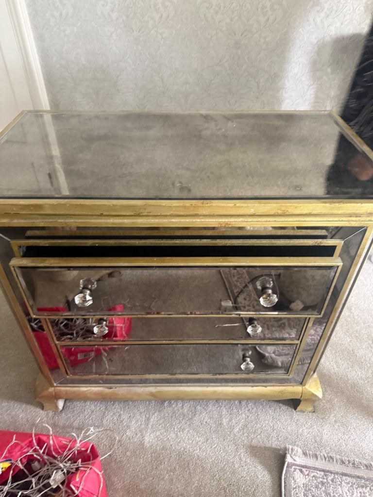 Couch house chest of drawers 
