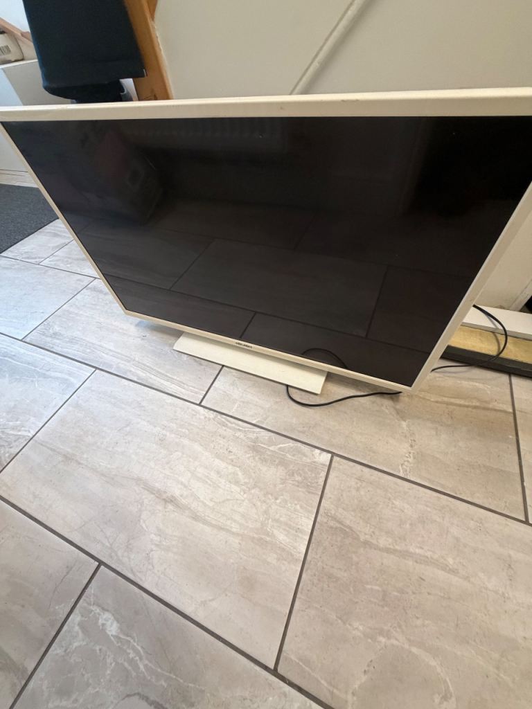 Samsung White TV – Good Condition 32 inch