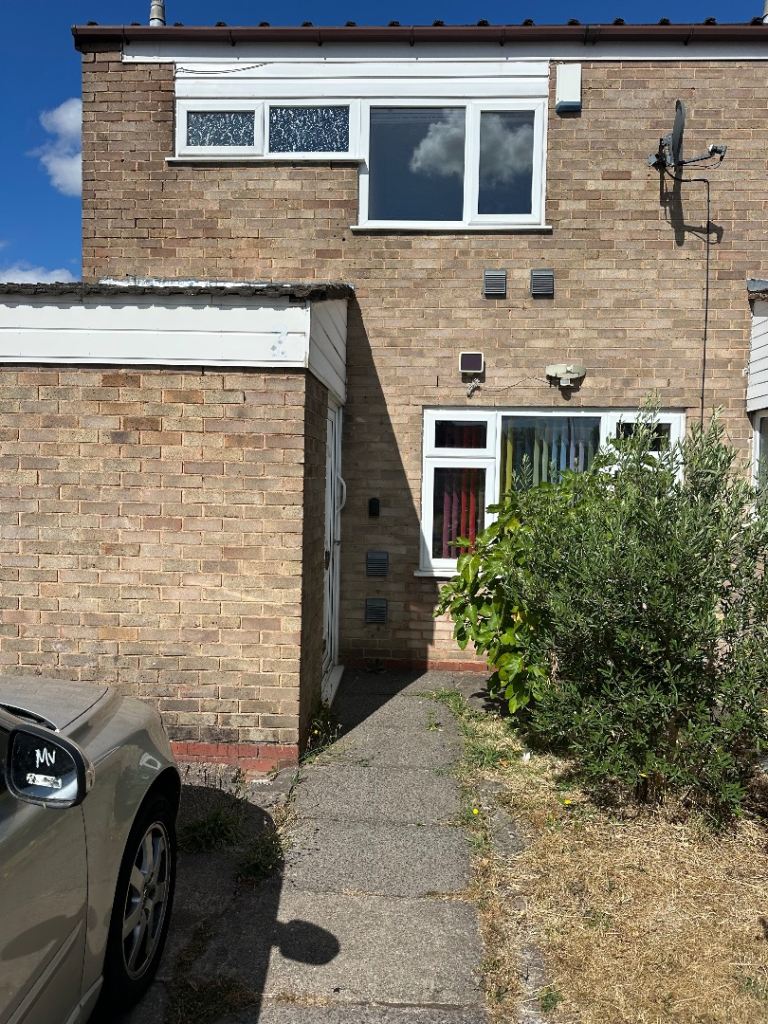 Rooms available double or single in B33
