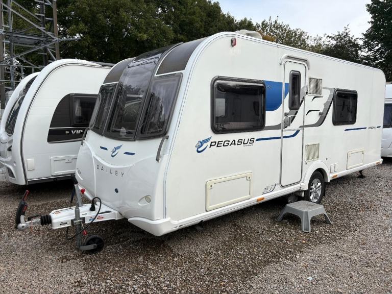 BAILEY PEGASUS VERONA - FIXED BED CARAVAN WITH END WASHROOM AND MOTORMOVER