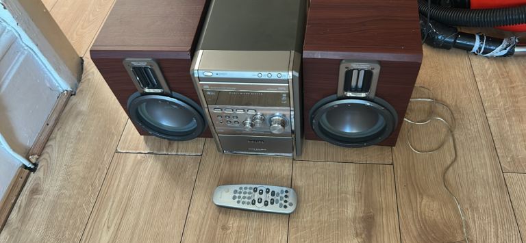 Philips Hi-Fi stereo System tape deck   cassette player, speakers , remote - cassette works fine